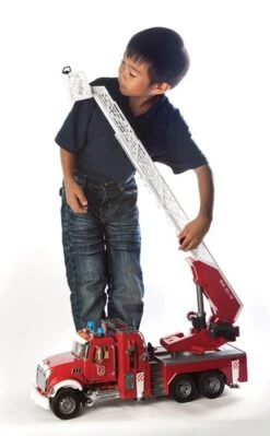 Bruder 2821 Brandweer Ladderwagen Mack-Granite -Auto Winkel bruder brandweerladderwagen mack granite incl waterpomp 2